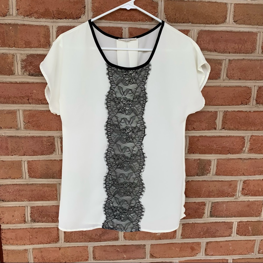 Vintage cream colored blouse with black lace embellishment size medium - Picture 4 of 6